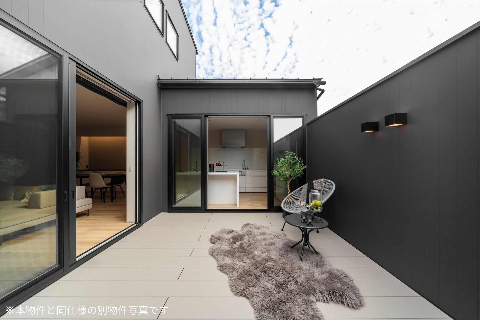 窓を開ければ、アウトドアキッチン。暮らしが庭とつながる住まい