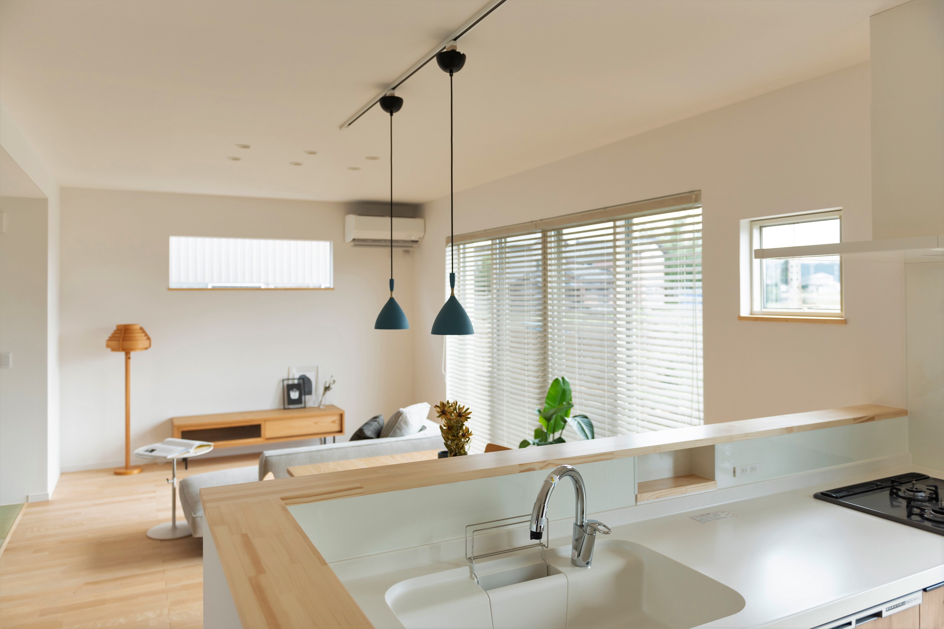 キッチンからリビングやタタミコーナーを見渡せる設計