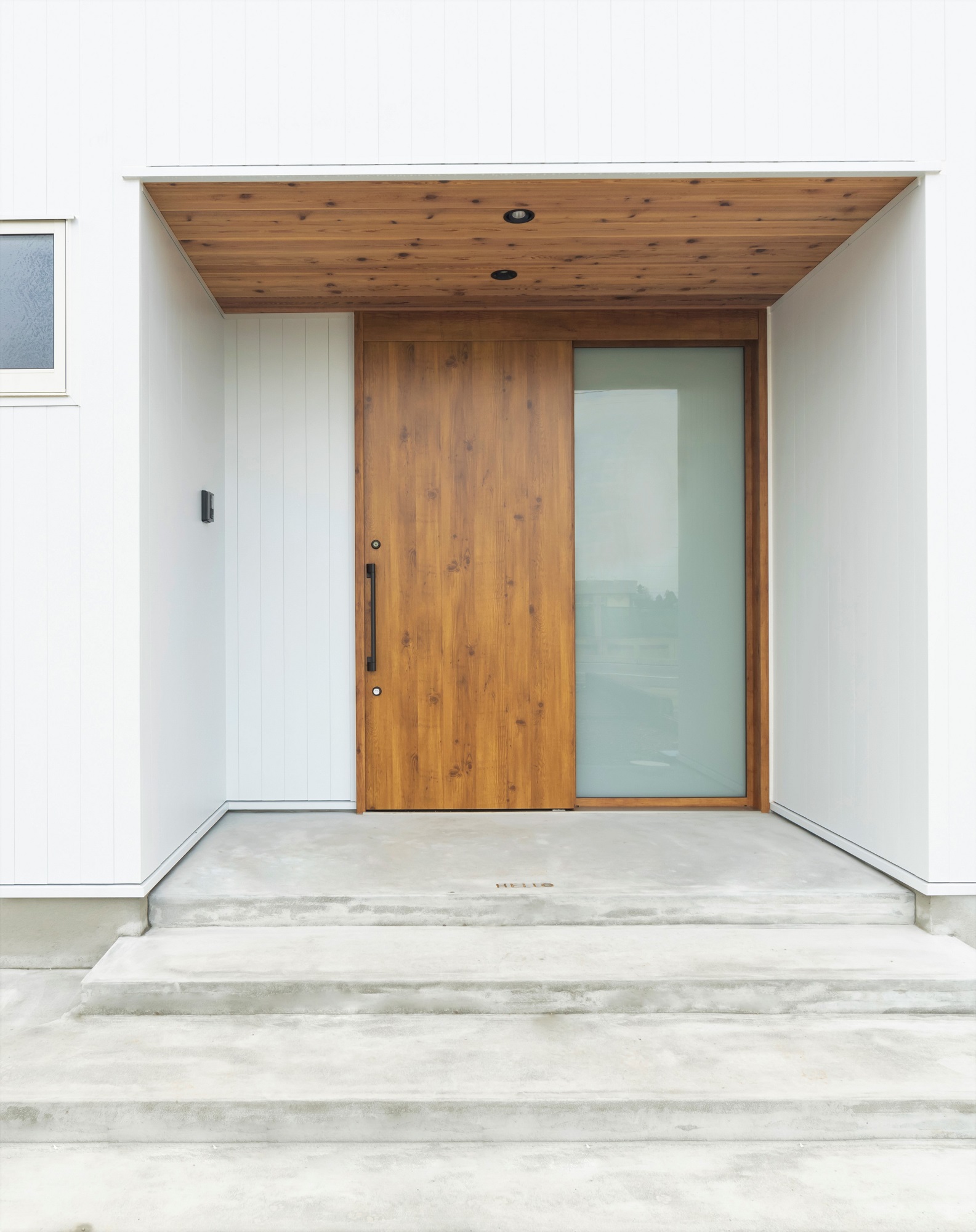 温かみのある木目の玄関ドア