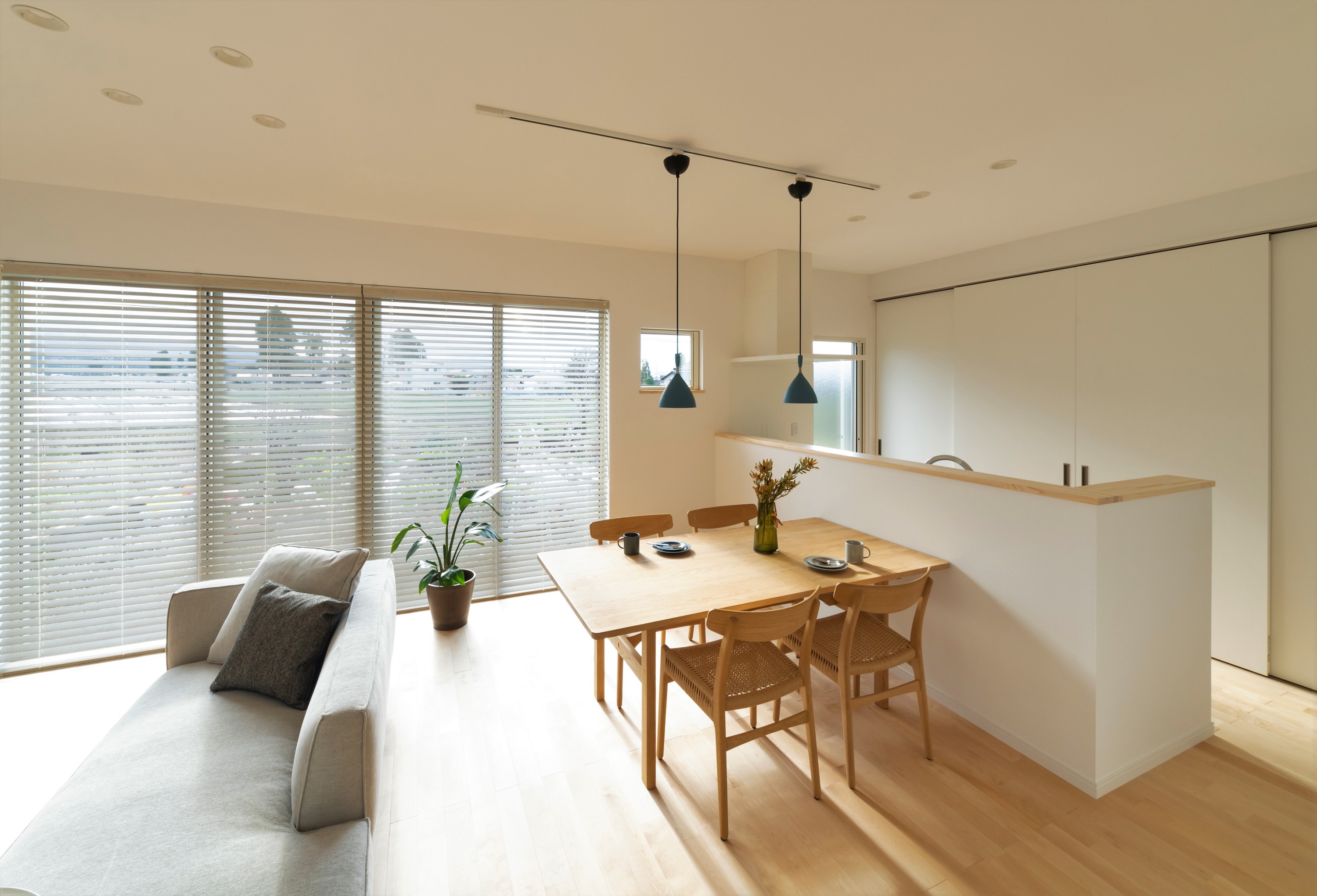 大開口から光が差し込む明るいダイニング