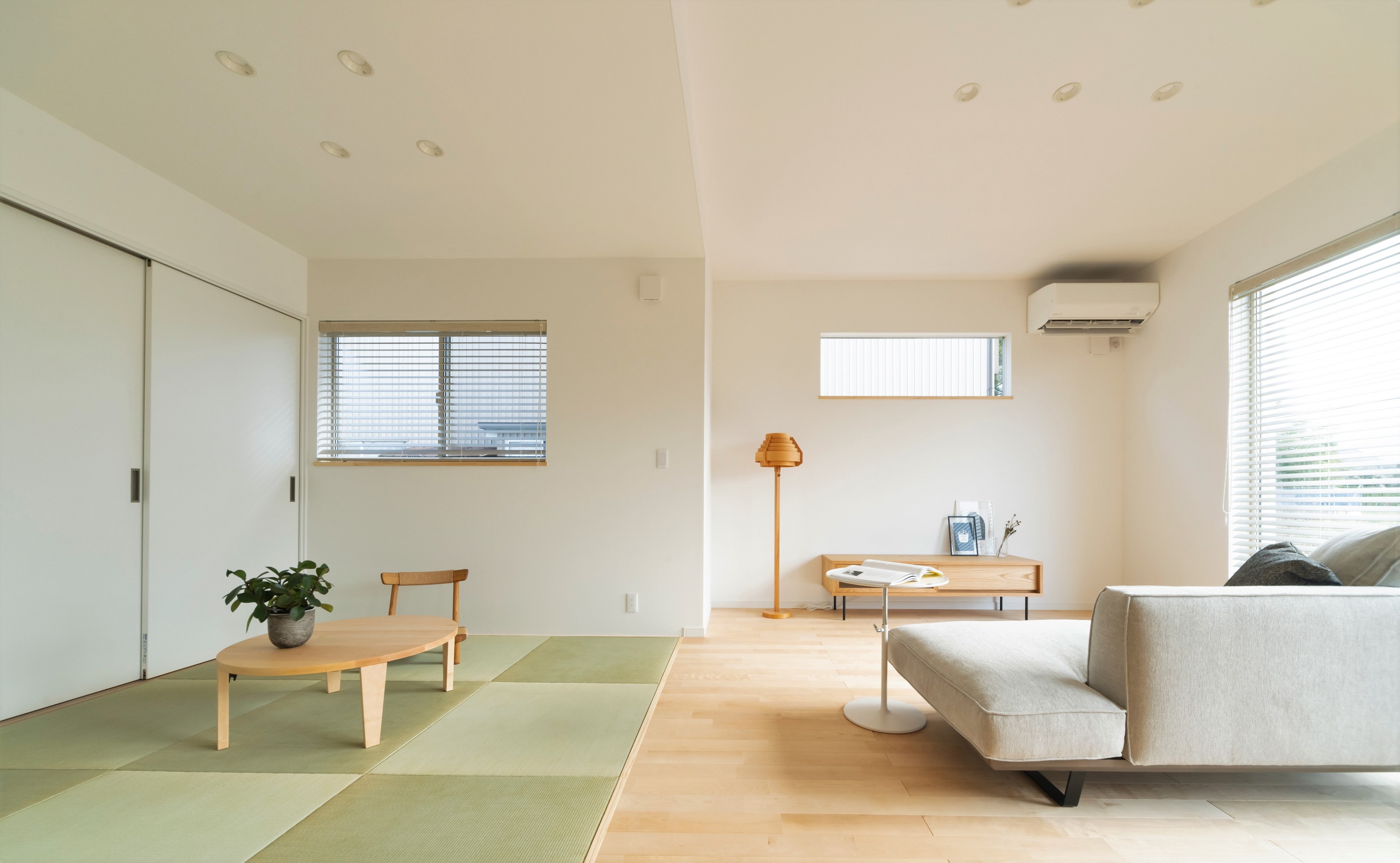 段差無くバリアフリーでつながるリビングとタタミコーナー