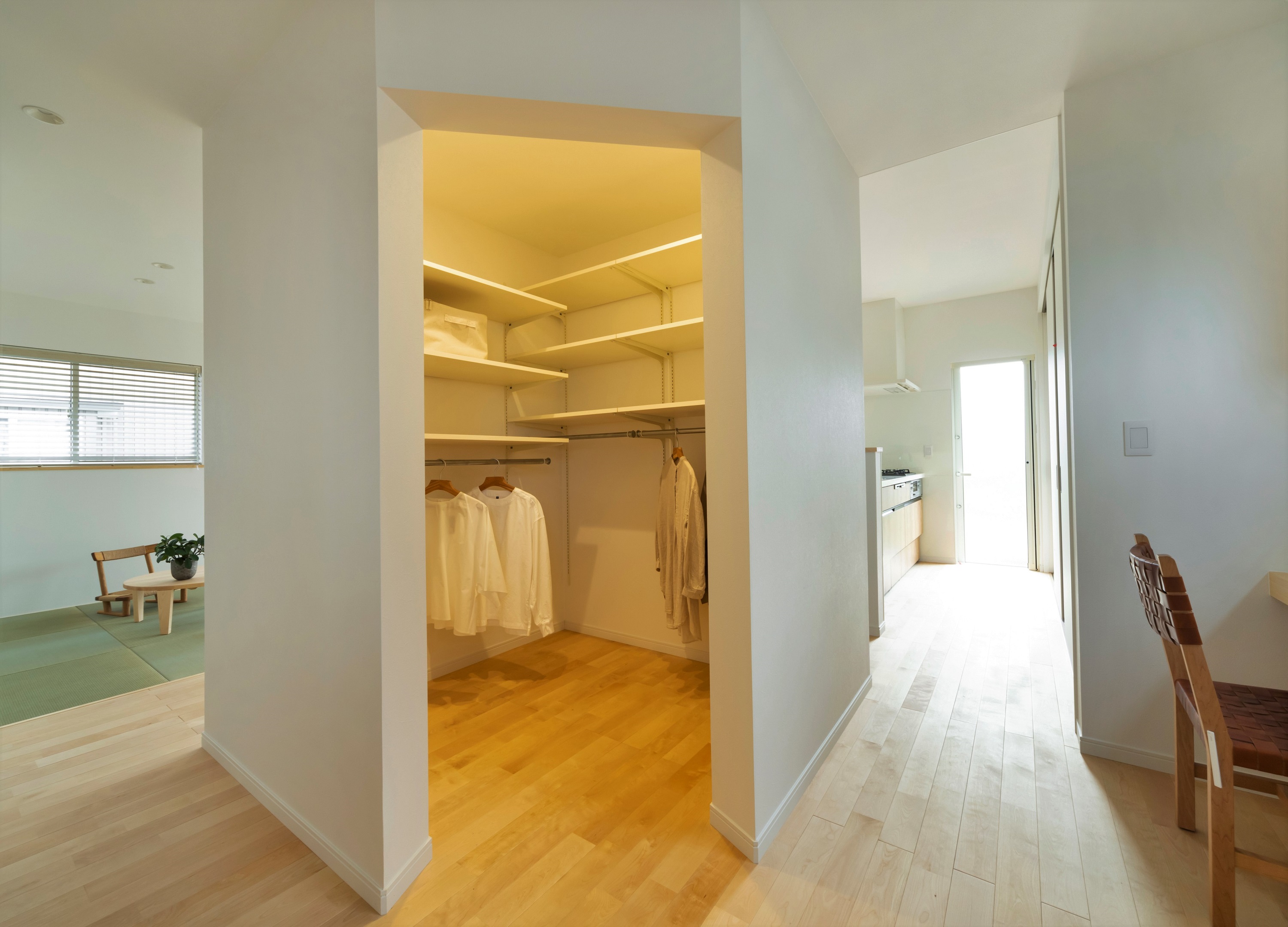 玄関とキッチンの両方からアクセスできるファミリークローゼット