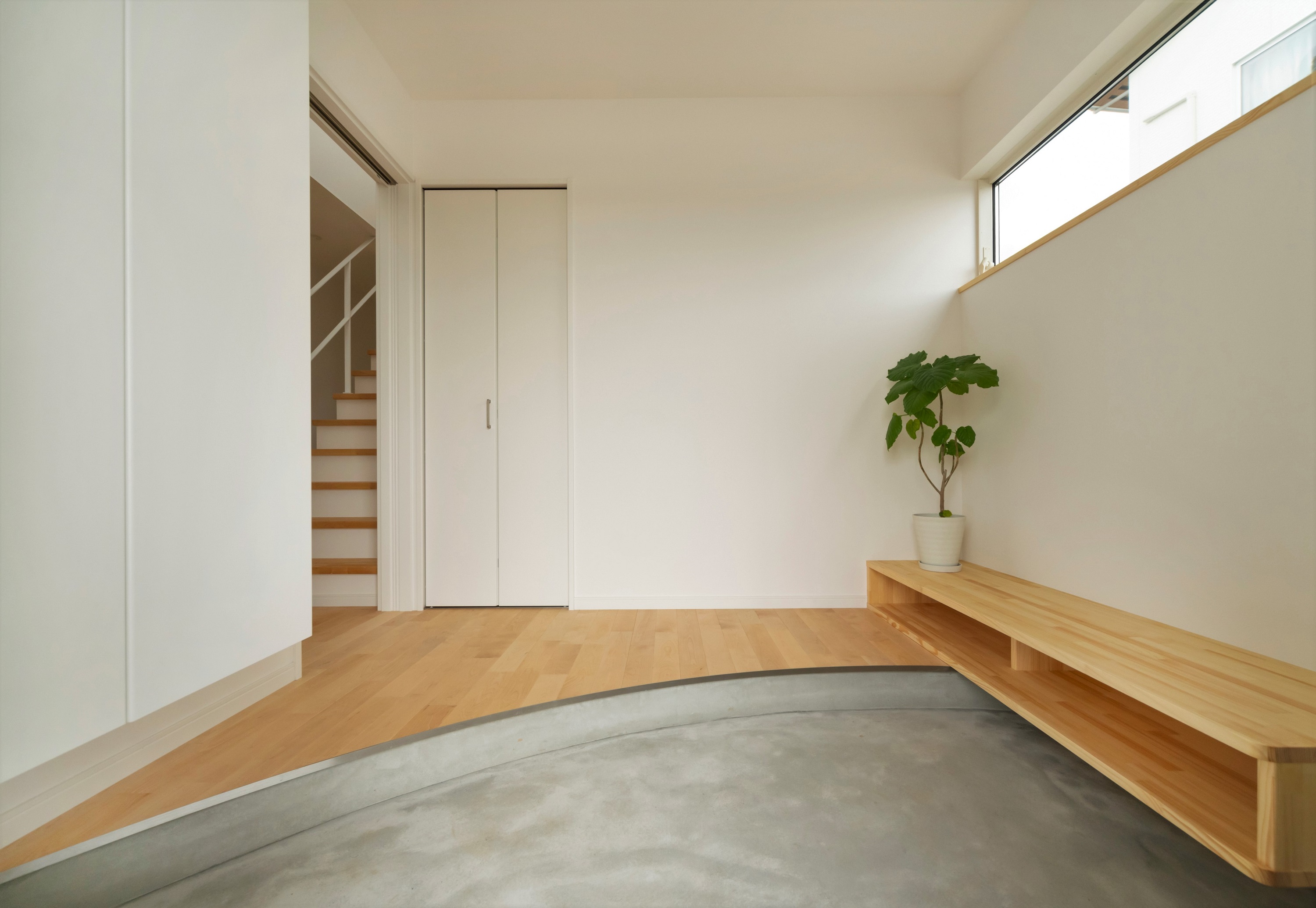 2世帯家族の靴やコート類が収納できるゆとりのある玄関ホール