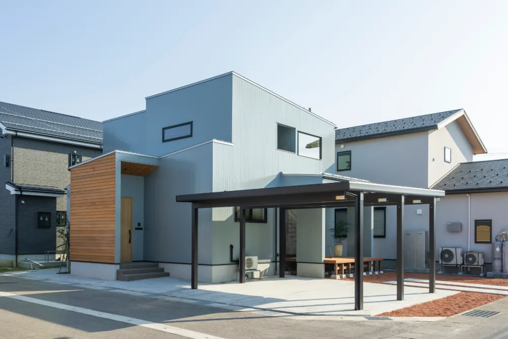 ヘリンボーン無垢床のナチュラルアンティークの住まい