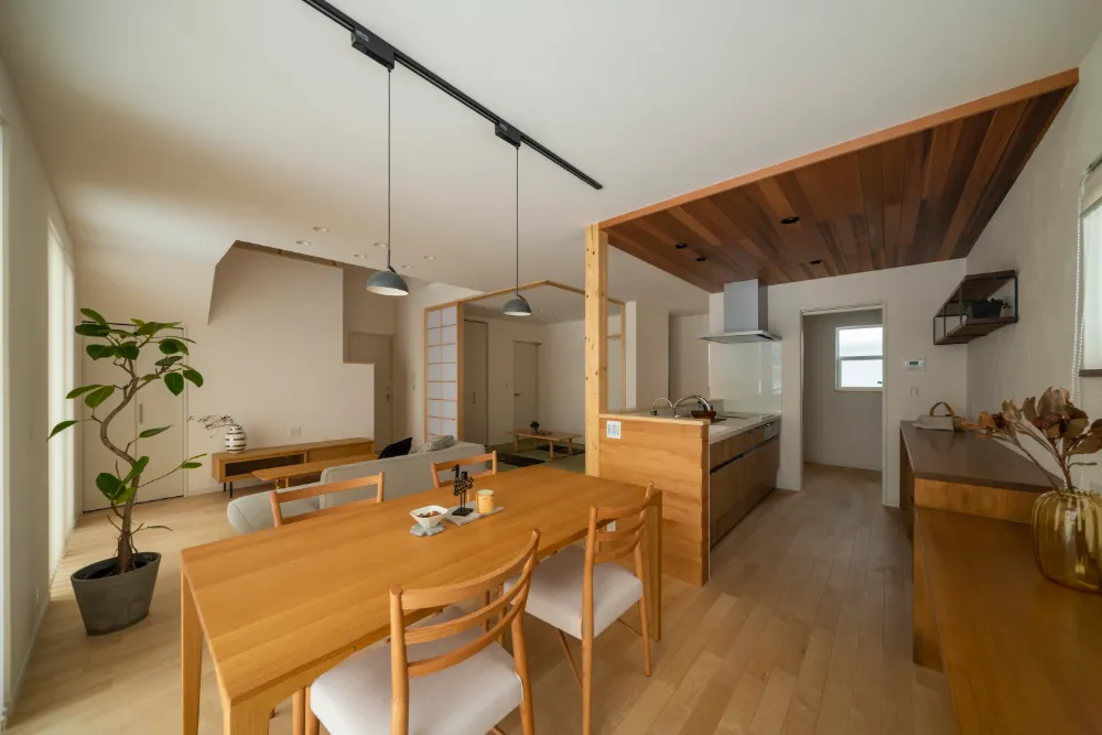 ロケーションを活かした開放感のあるリビングの家