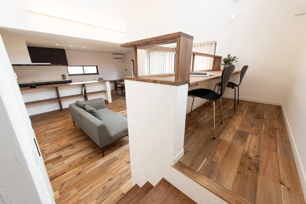 スキップフロアの勉強スペースからはキッチンに立つ奥様とちょうど目線が合う設計にしました。