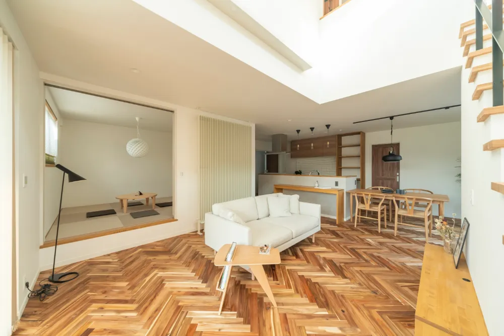 ヘリンボーンが映える吹き抜けリビング