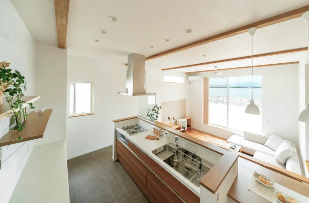 山と海を眺める３つの大きな窓がある家