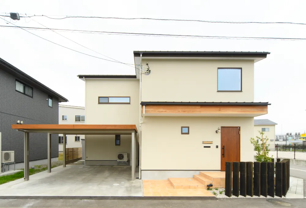 ペレットストーブの炎でくつろぐシアターリビングの家