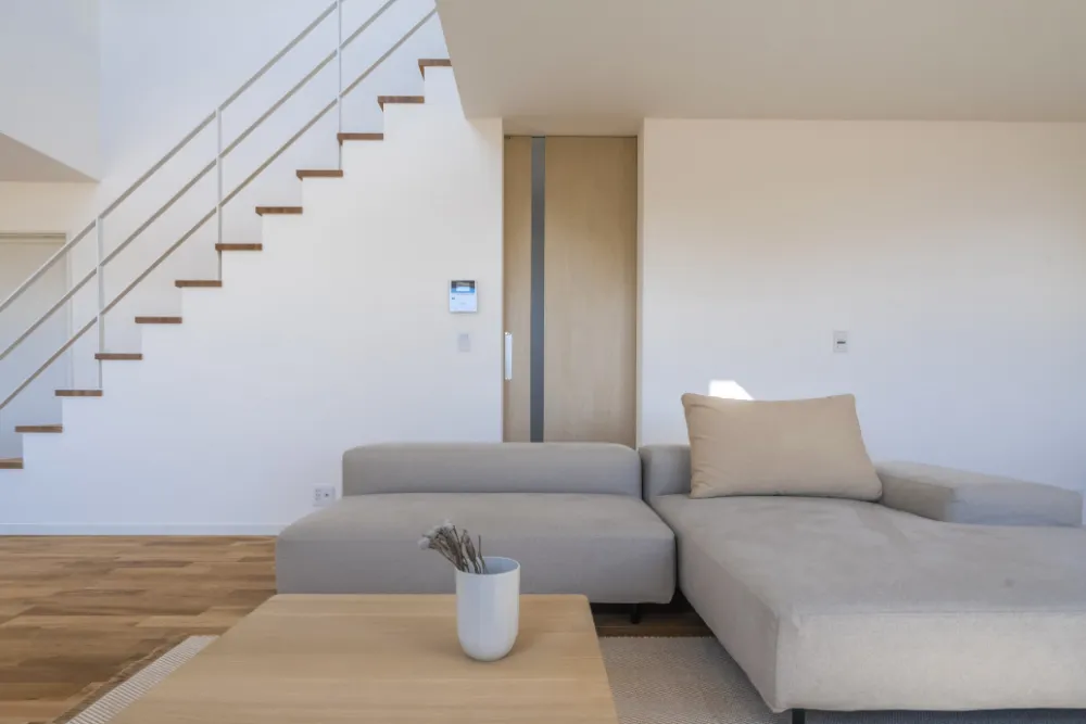 モールテックスの造作ダイニングテーブルのある家