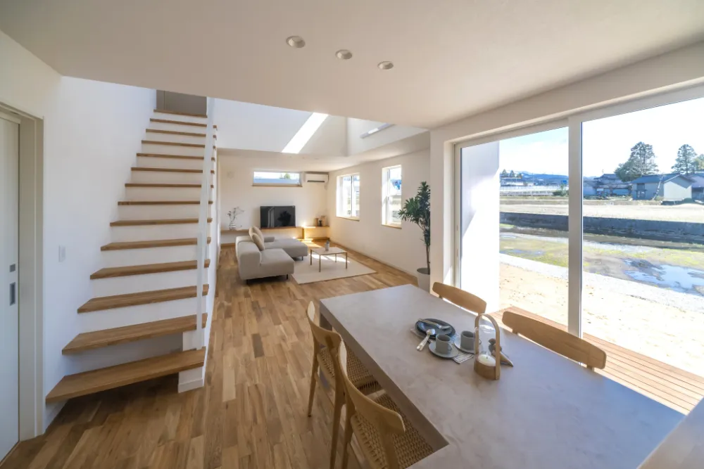 庭とつながるウッドデッキ