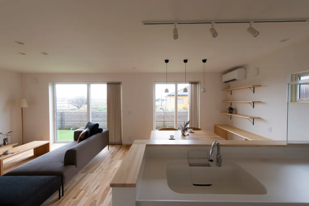 庭を望む対面キッチンダイニング