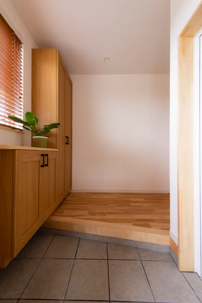 インナーガレージのある広いリビングと芝生の家