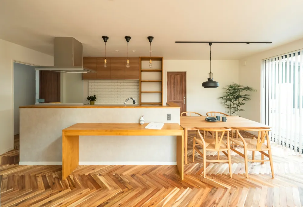 ヘリンボーン無垢床のナチュラルアンティークの住まい