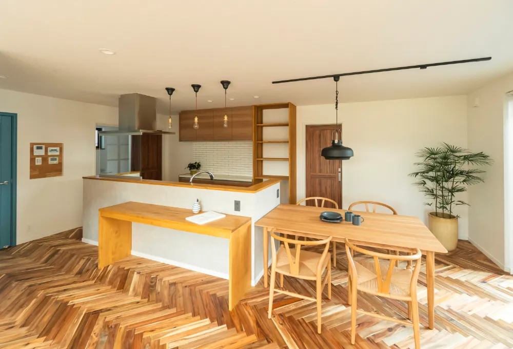 アンティーク照明が映えるキッチンダイニング