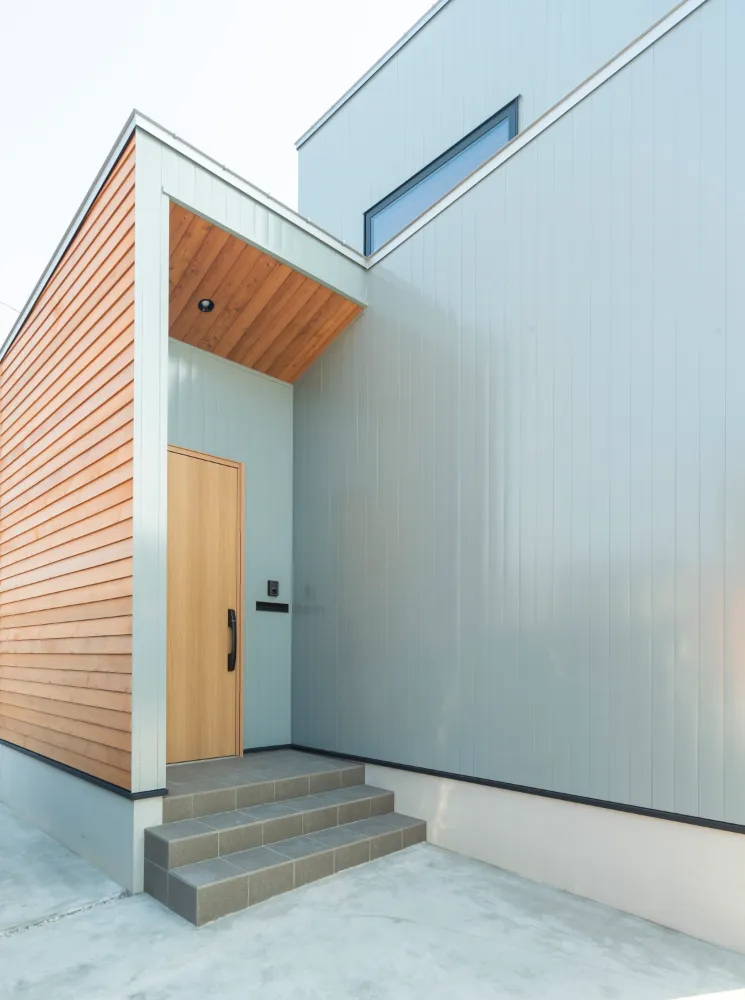 ヘリンボーン無垢床のナチュラルアンティークの住まい