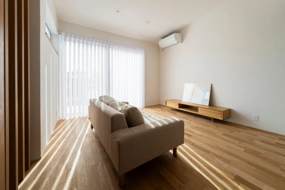 勾配天井とデッキがつなぐ、光あふれるリビング