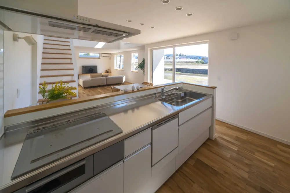 モールテックスの造作ダイニングテーブルのある家