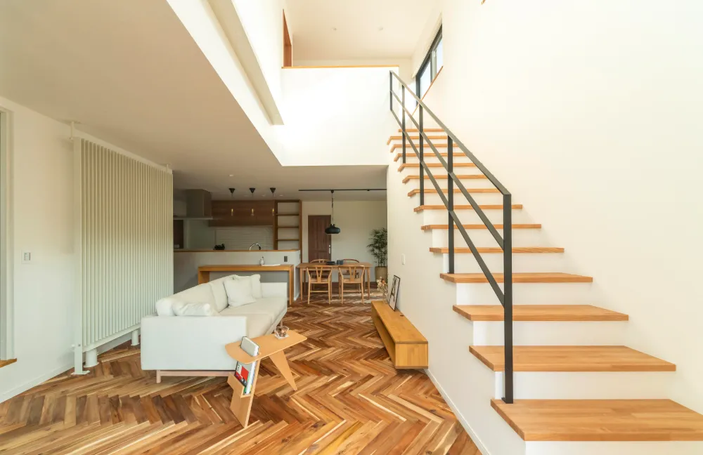 ヘリンボーン無垢床のナチュラルアンティークの住まい