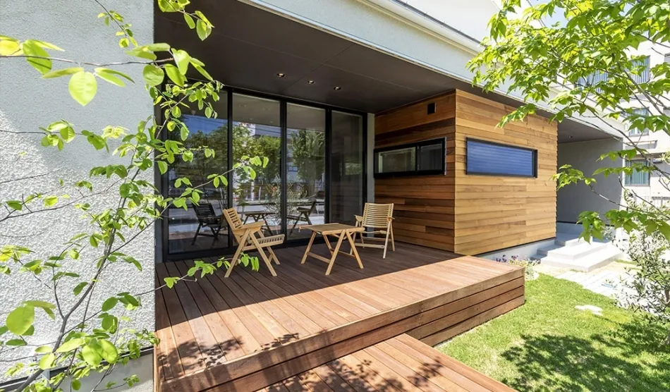 季節を問わず年中使えるウッドデッキ