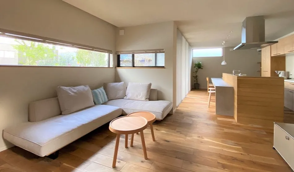 空間に広がりをもたらす横長の窓