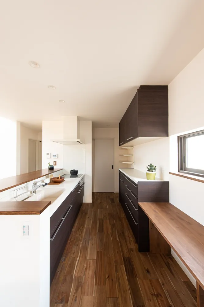 キッチンからパントリー、そして玄関につながるお買い物動線。