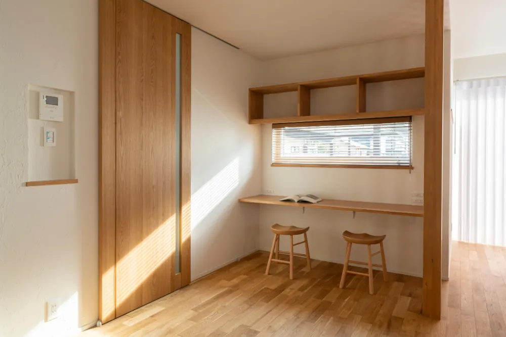 家族をそっと見守る、光あふれる造作カウンター