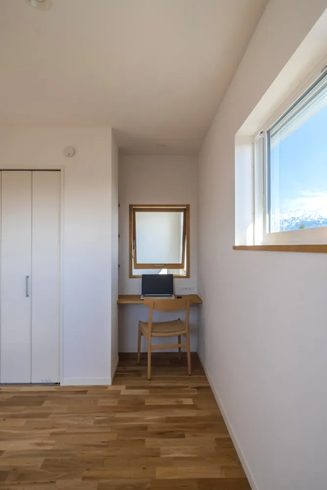 吹き抜けでLDKとつながるスタディスペース