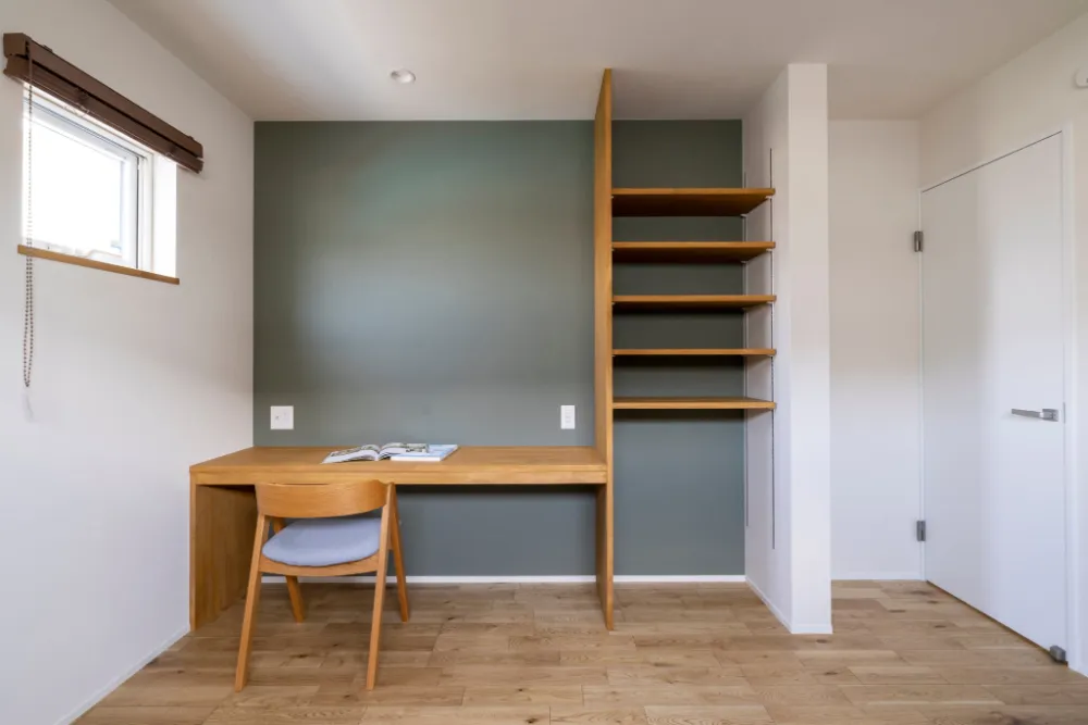 寝室に設けた、気軽に使える書斎スペース