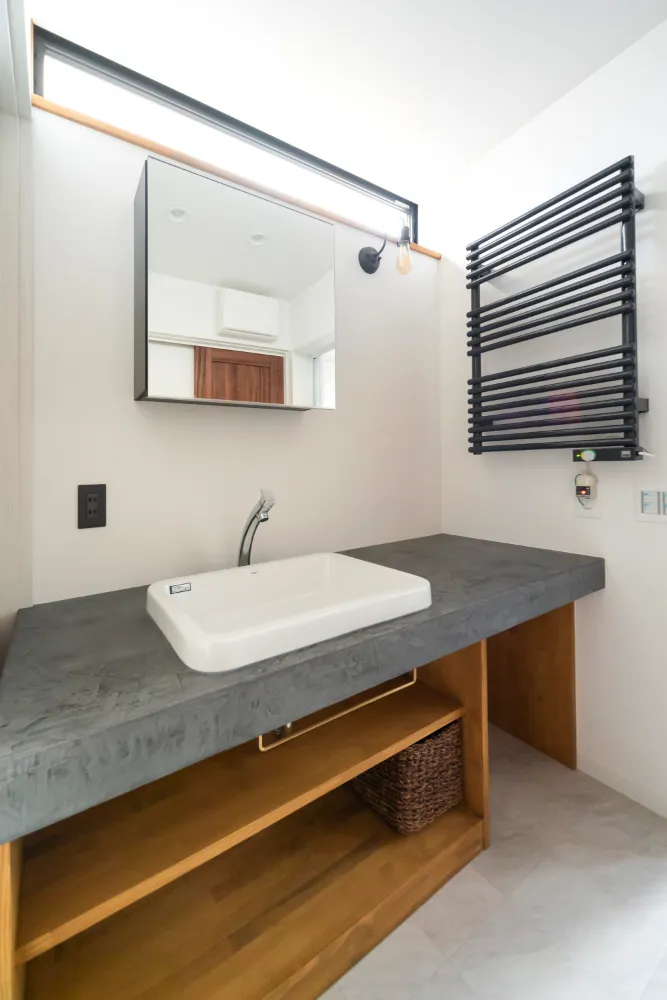 ヘリンボーン無垢床のナチュラルアンティークの住まい