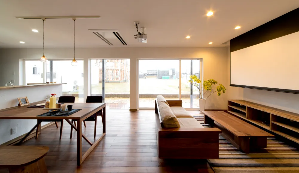 ペレットストーブの炎でくつろぐシアターリビングの家