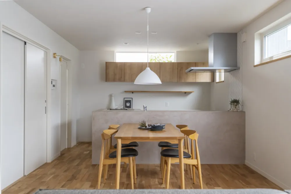 ハイサイド窓から光が注ぐ上質なダイニングキッチン