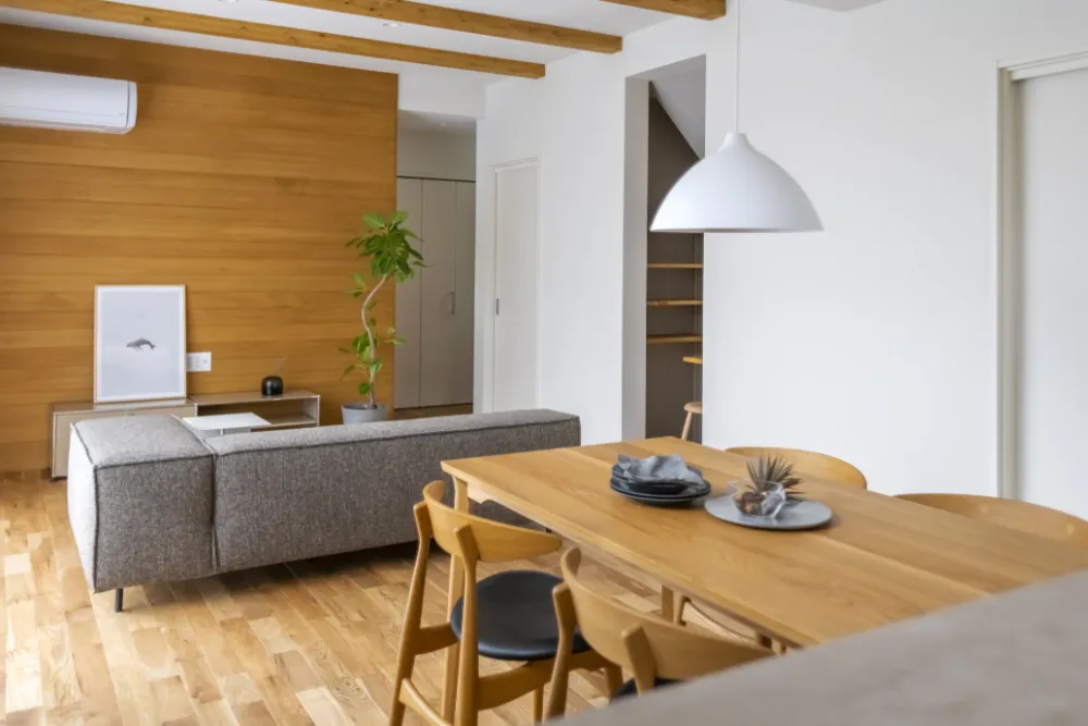 素材のコントラストが映えるアクセントウォール