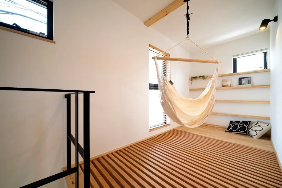 ハンモックで楽しむスノコ床の吹き抜け空間