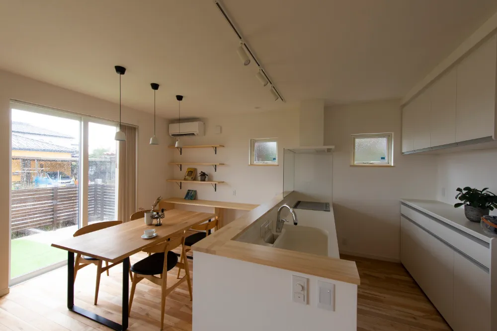 インナーガレージのある広いリビングと芝生の家