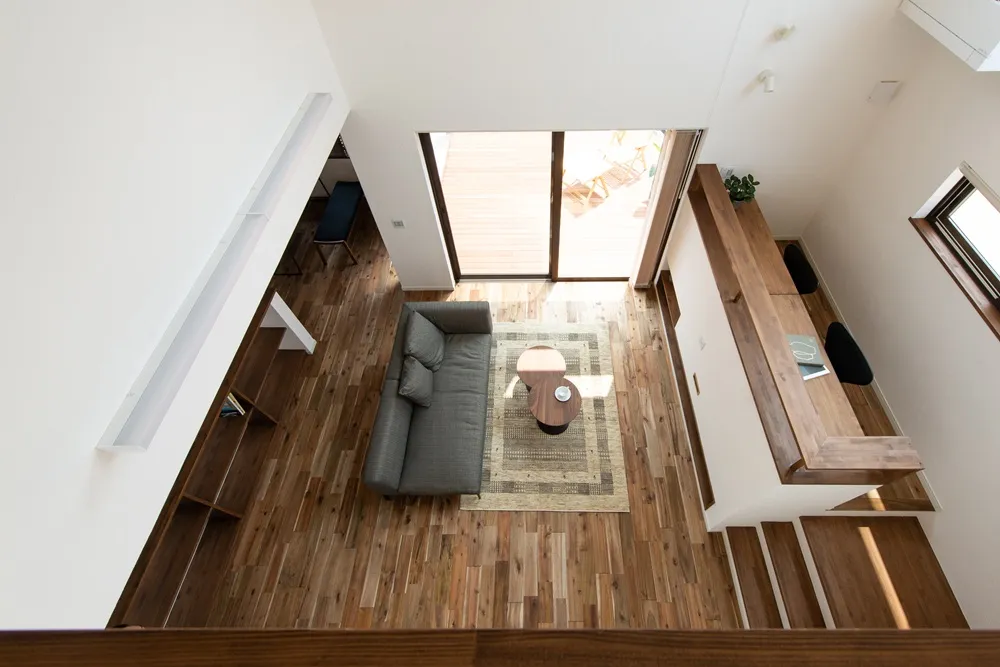 2階から吹抜けを通してリビングにいる家族とコミュニケーションが取れます。