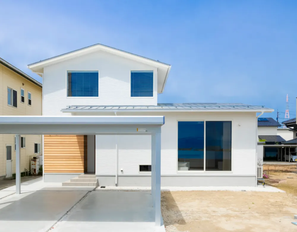 山と海を眺める３つの大きな窓がある家