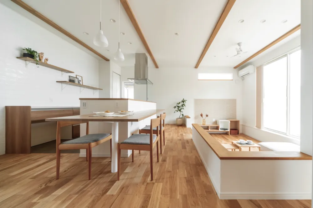 天井の梁が空間にリズムと奥行きを生むLDK
