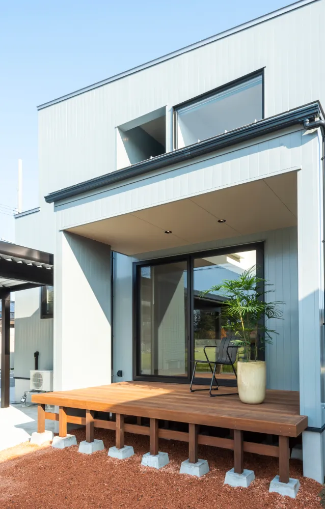 ヘリンボーン無垢床のナチュラルアンティークの住まい