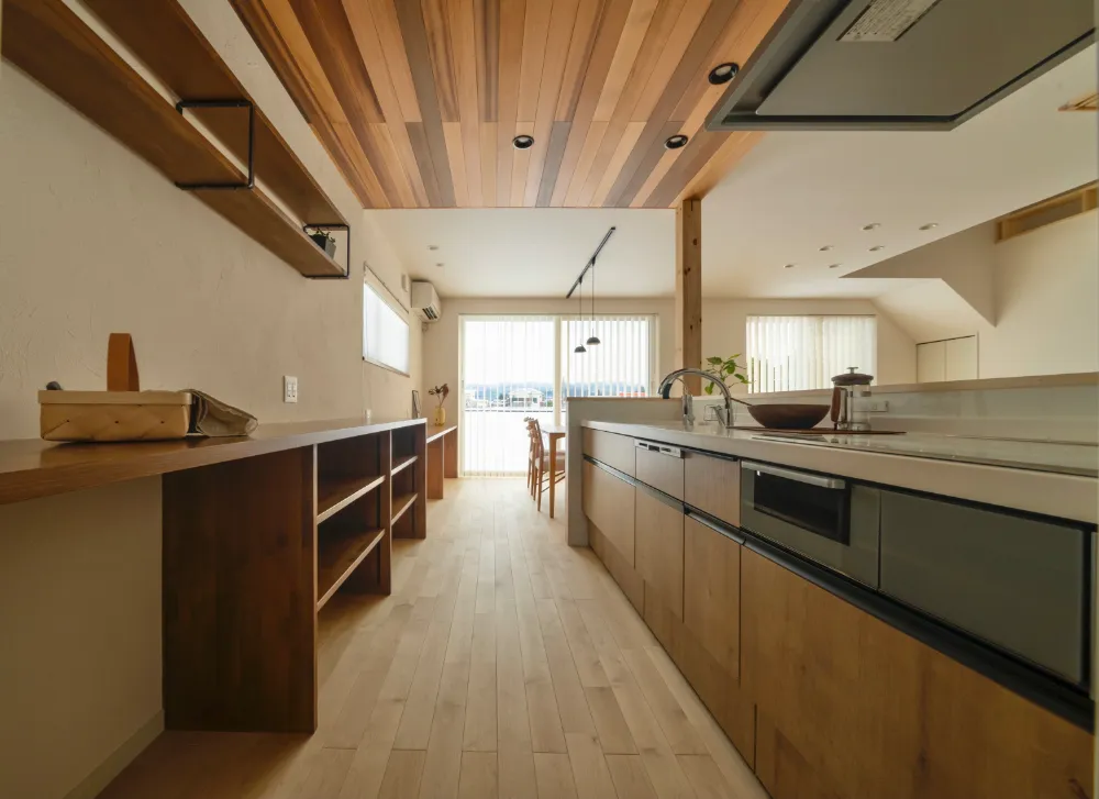 造作収納のあるキッチン