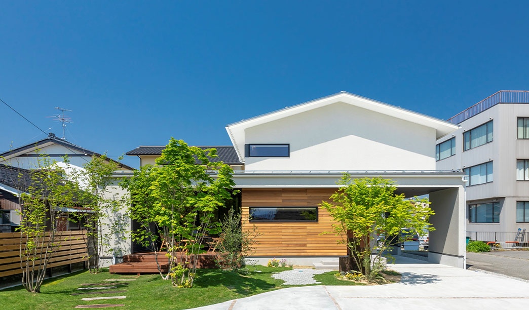 青空に映える白い切妻屋根の外観