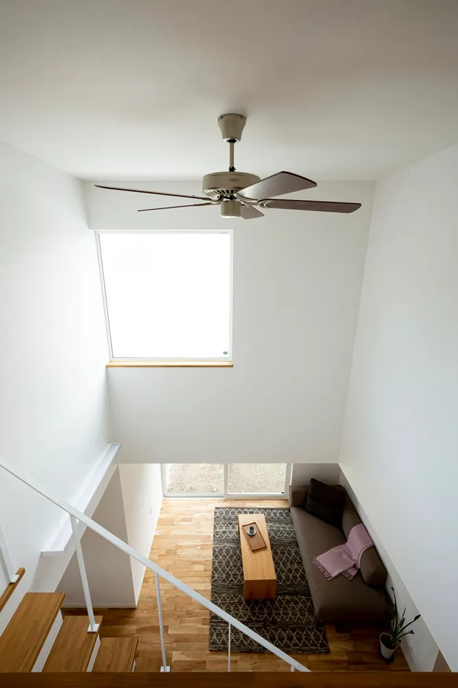 吹抜けには冷暖房の効率を上げるシーリングファンを設置。