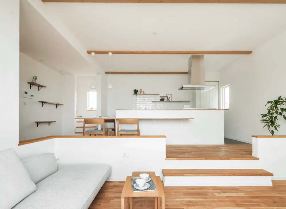 段差で変化をつけたスキップフロアリビング