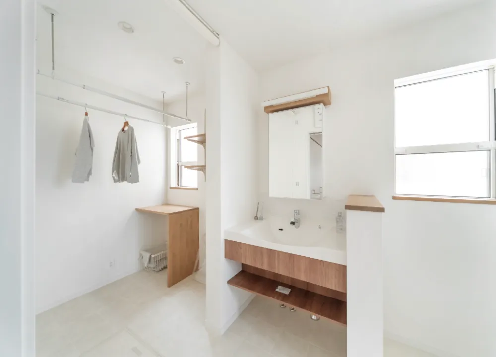 山と海を眺める３つの大きな窓がある家