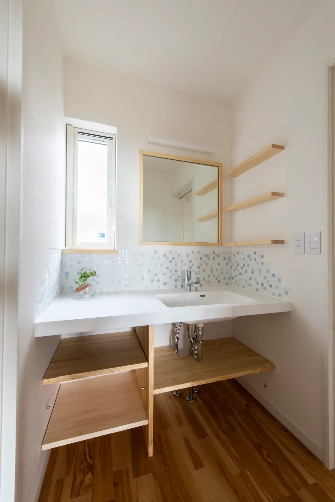 インナーガレージのある広いリビングと芝生の家