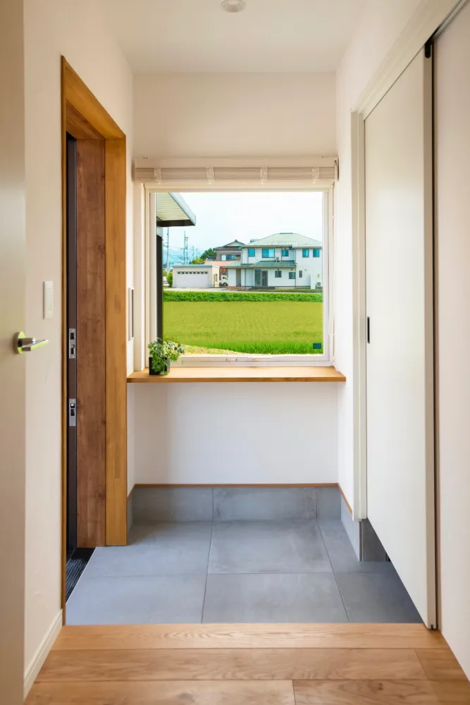 光が広がる玄関ホール