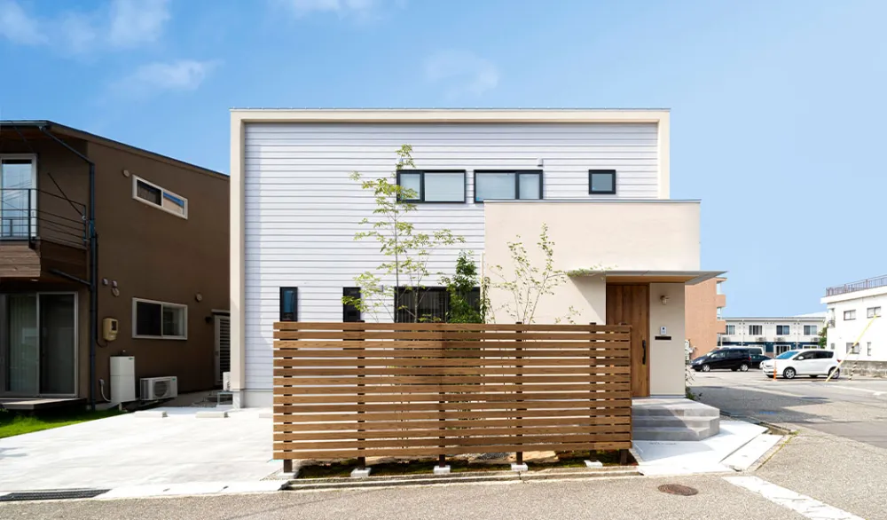 塗り壁とガルバリウムの箱型デザイン