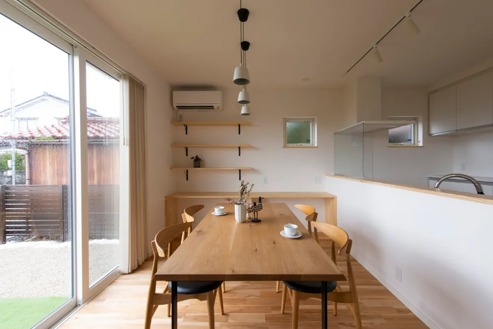 インナーガレージのある広いリビングと芝生の家