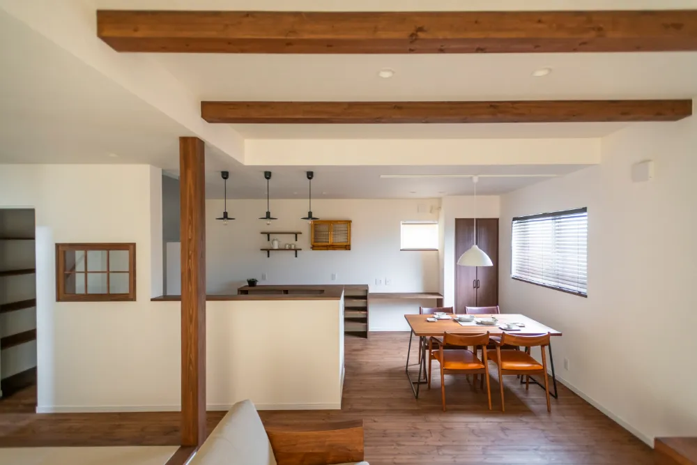 アンティークな雰囲気のキッチンダイニング