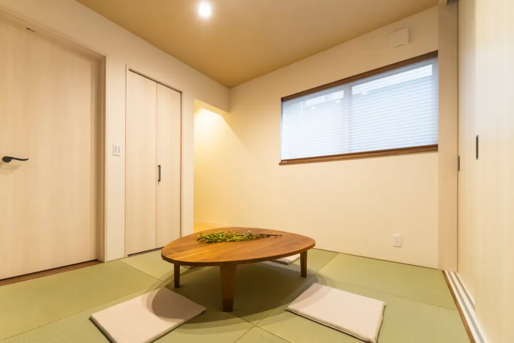 吹抜けリビングとホビールームが一体になった家